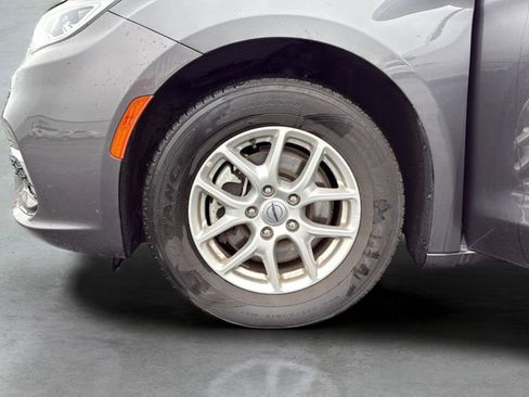 Used 2023 Chrysler Pacifica Touring-L FWD image 38