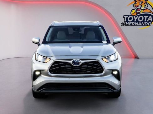 Used 2024 Toyota Highlander XLE image 2