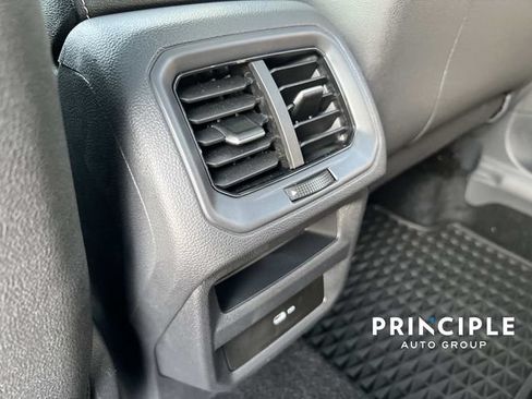Used 2024 Volkswagen Taos SE w/ Panoramic Sunroof Package FWD image 29