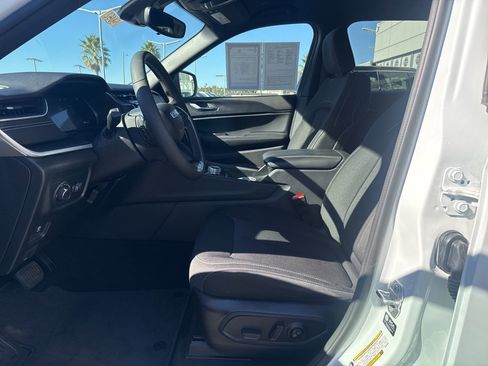 Certified 2024 Jeep Grand Cherokee Laredo w/ Luxury Tech Group I image 13