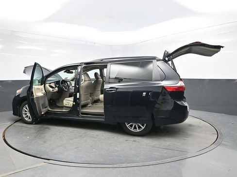 Used 2018 Toyota Sienna XLE AWD/4WD image 35