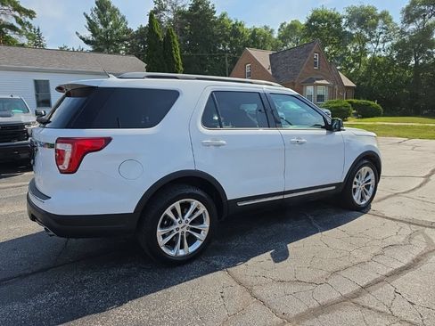 Used 2018 Ford Explorer XLT w/ Equipment Group 202A FWD image 4