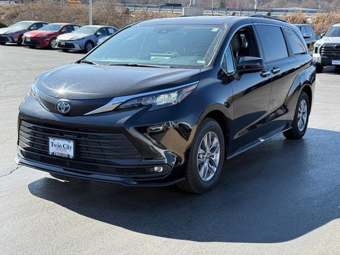 Certified 2025 Toyota Sienna XLE image 9