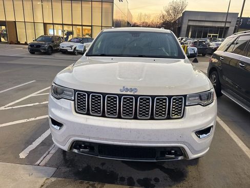 Used 2017 Jeep Grand Cherokee Overland image 2