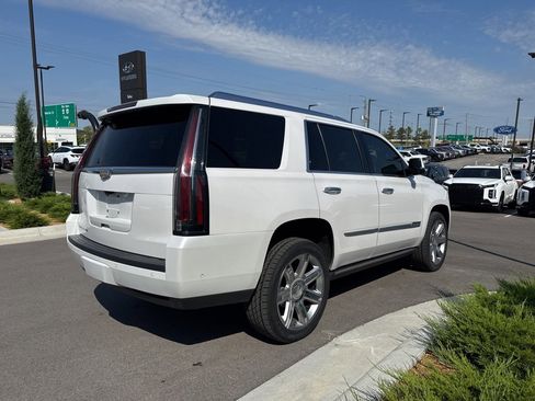 Used 2020 Cadillac Escalade Premium Luxury image 4