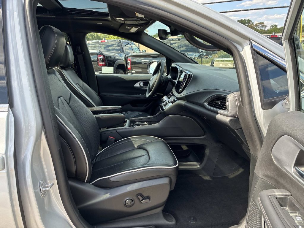 Used 2026 Chrysler Pacifica Limited FWD image 9