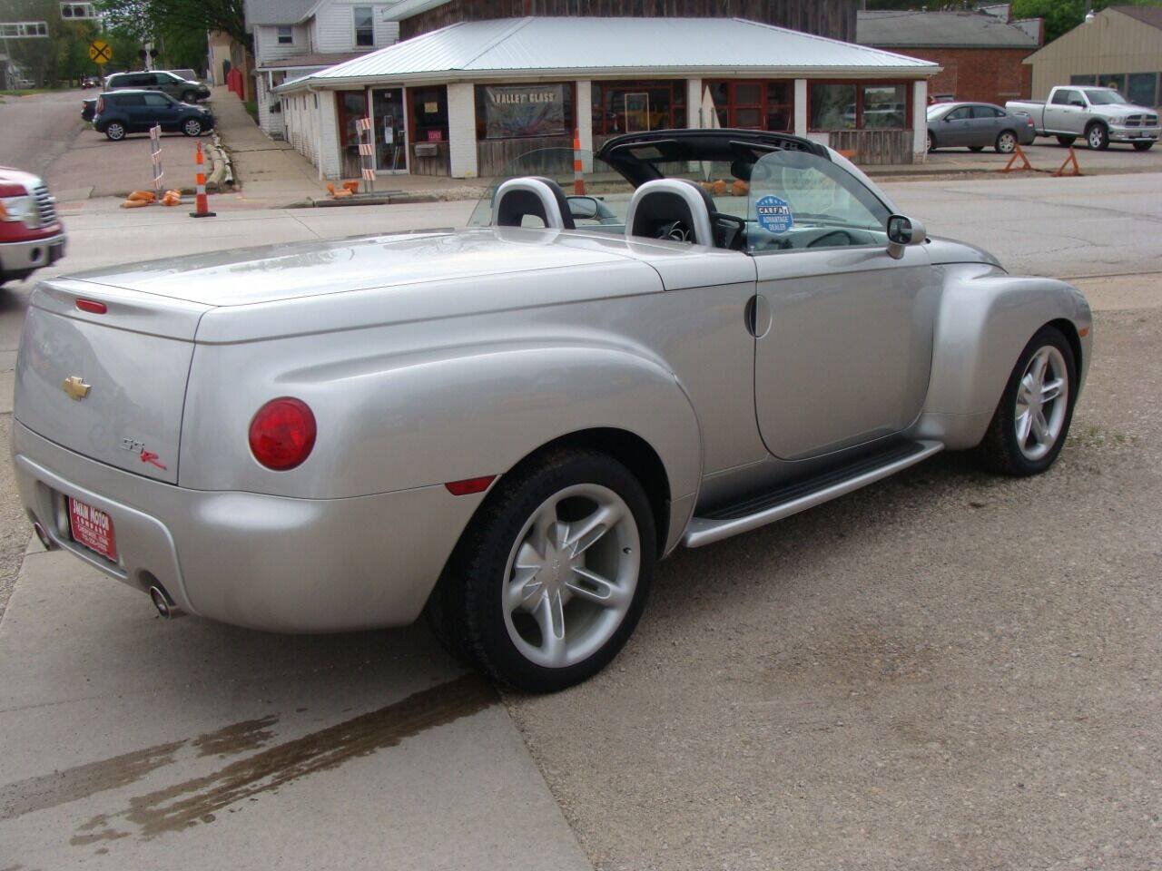 Used 2004 Chevrolet SSR w/ Preferred Equipment Group RWD image 4