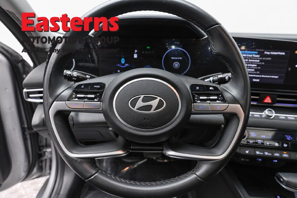 Used 2025 Hyundai Elantra SEL FWD image 12