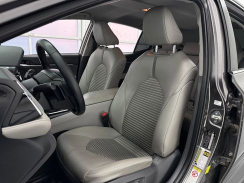 Used 2018 Toyota Camry SE w/ Accessory Appearance Package image 5