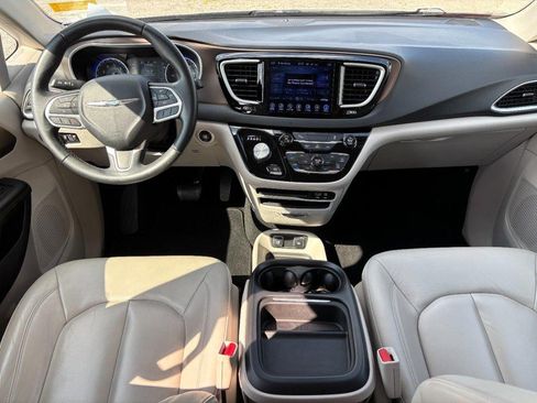 Used 2017 Chrysler Pacifica Touring-L w/ Tire & Wheel Group FWD image 16