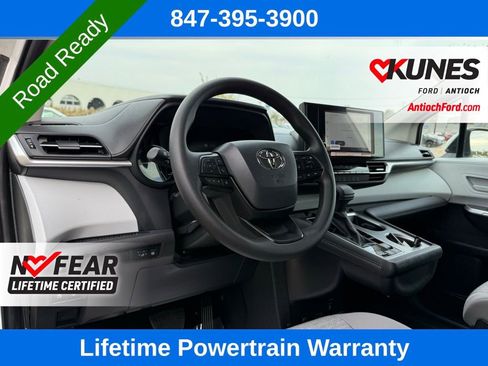 Used 2025 Toyota Sienna LE image 30