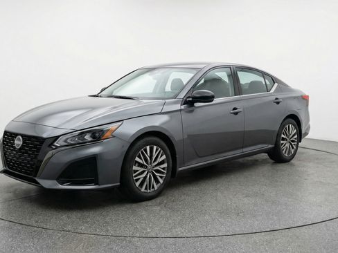 Used 2025 Nissan Altima 2.5 SV FWD image 3