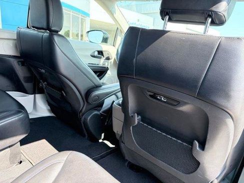 Used 2023 Chrysler Pacifica Touring-L FWD image 15