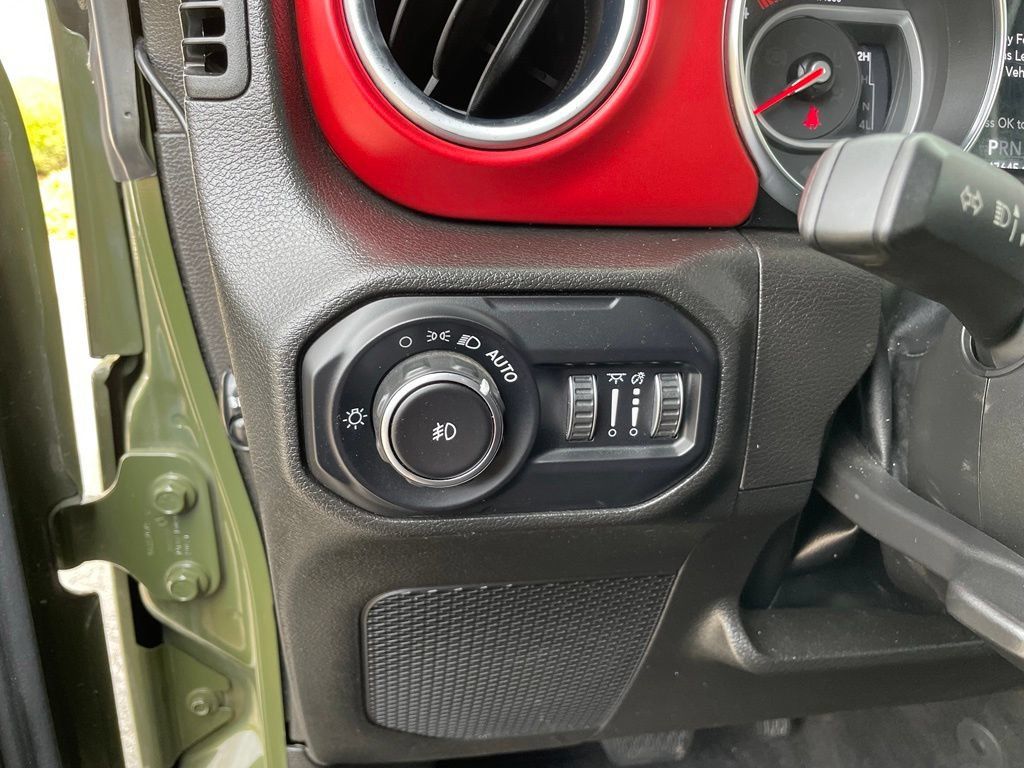 Used 2022 Jeep Wrangler Unlimited Rubicon w/ Cold Weather Group AWD/4WD image 13