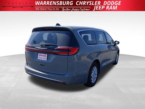 Used 2023 Chrysler Pacifica Touring-L image 3