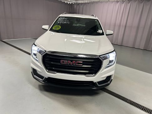Used 2024 GMC Terrain SLE w/ Driver Convenience Package FWD image 2