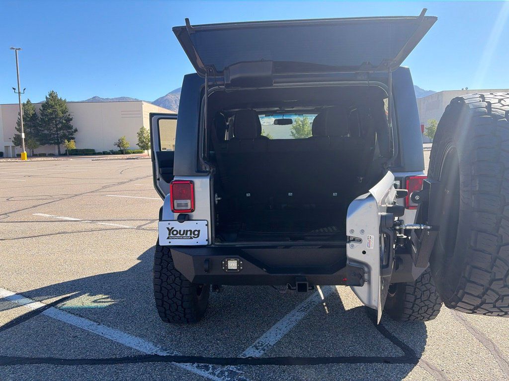 Used 2018 Jeep Wrangler Unlimited Sahara AWD/4WD image 28