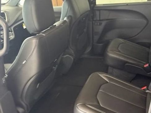 New 2027 Chrysler Pacifica Select AWD/4WD image 18