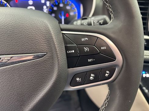 Used 2023 Chrysler Pacifica Touring-L FWD image 15