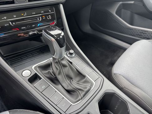 Used 2025 Volkswagen Jetta SE image 40