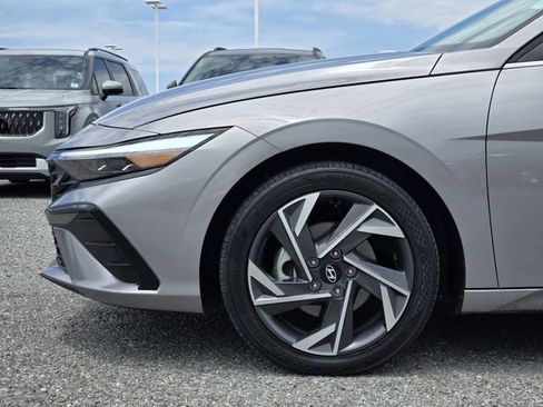 Used 2025 Hyundai Elantra Limited FWD image 9