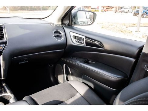 Used 2019 Nissan Pathfinder SV image 15