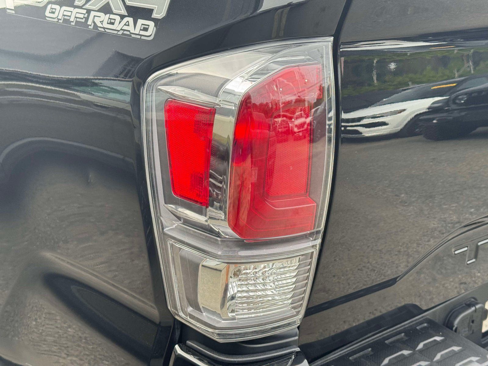 Used 2023 Toyota Tacoma TRD Off-Road w/ Advanced Technology Package AWD/4WD image 11