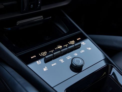 Certified 2025 Porsche Cayenne Coupe image 40