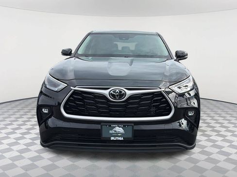 Used 2025 Toyota Highlander LE FWD image 2