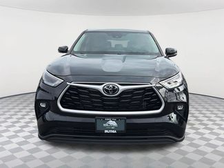 Used 2025 Toyota Highlander LE FWD video 2