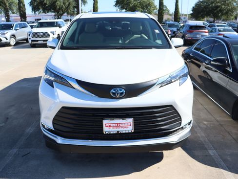 Used 2024 Toyota Sienna XLE image 3