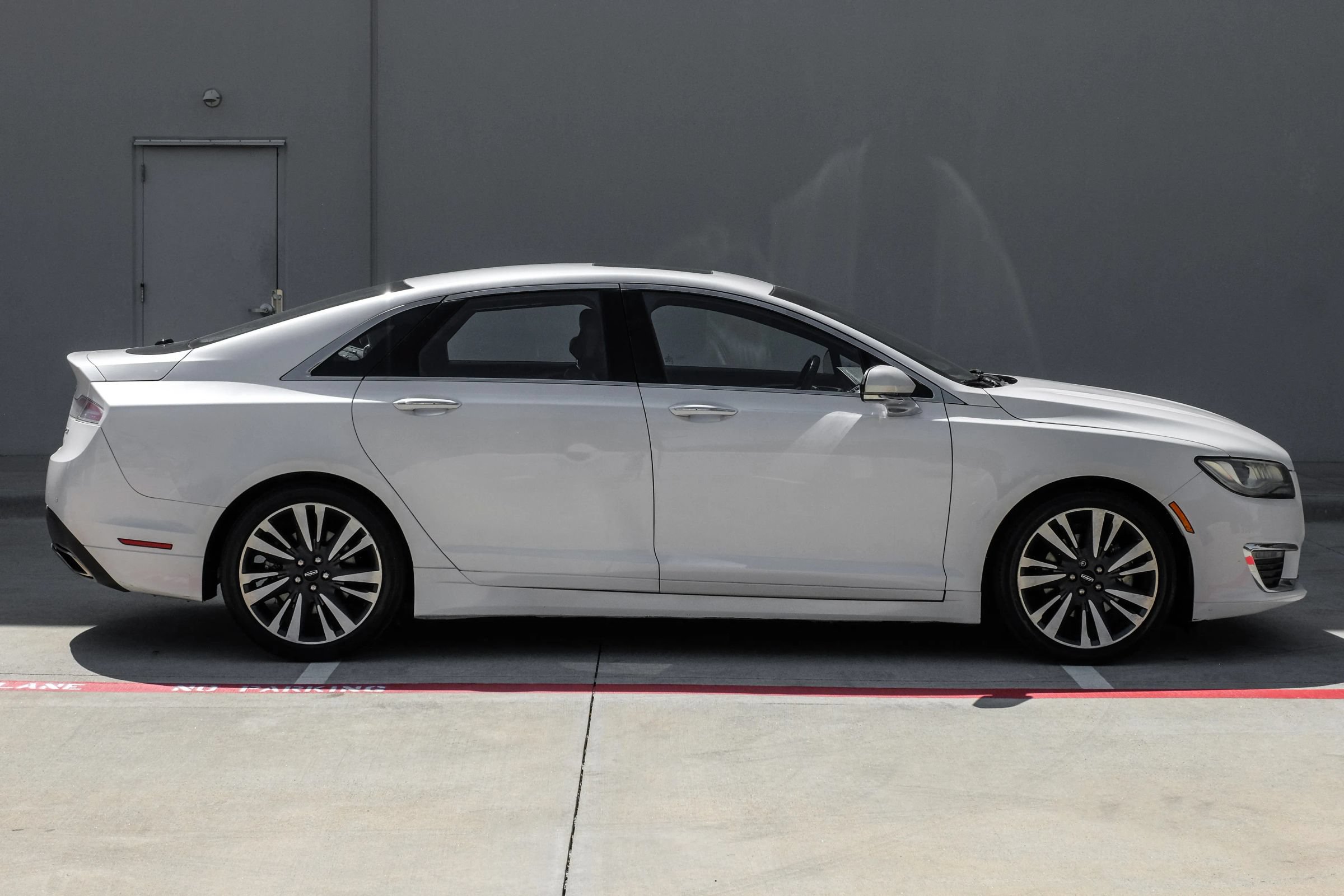 Used 2017 Lincoln MKZ Reserve FWD image 3