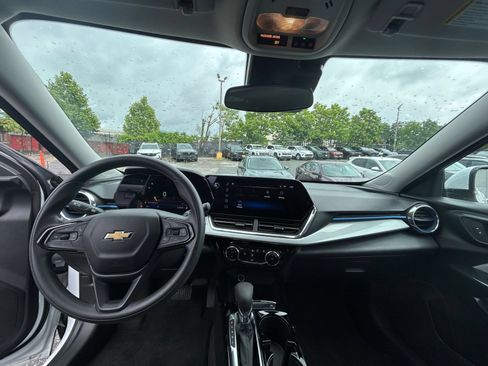 Used 2025 Chevrolet Trax LT FWD image 28