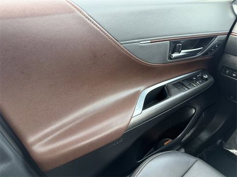 Used 2023 Toyota Venza Limited image 31