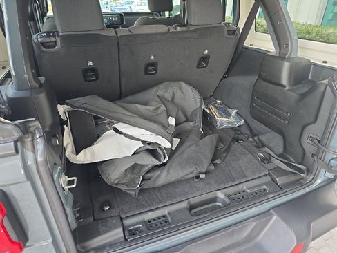 Used 2025 Jeep Wrangler Unlimited Rubicon image 8