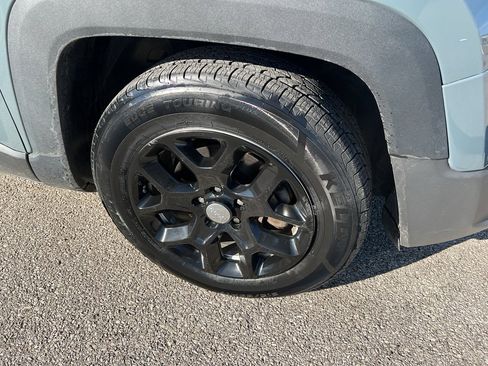 Used 2017 Jeep Renegade Latitude image 21