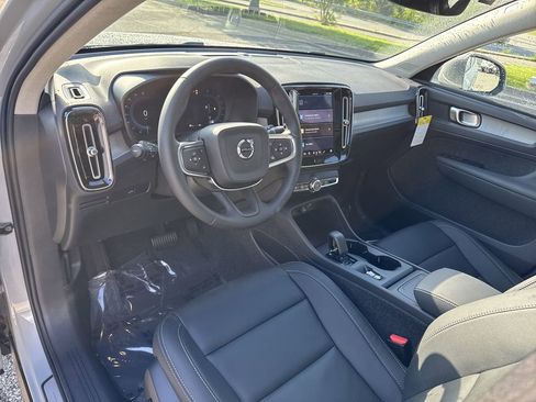 New 2025 Volvo XC40 B5 Core w/ Protection Package Premier image 17