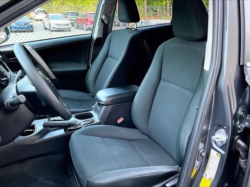 Used 2018 Toyota RAV4 LE image 8