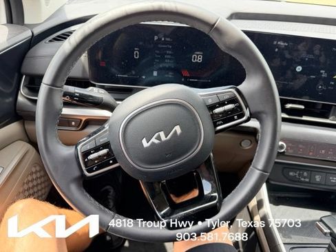 Used 2025 Kia Carnival FWD image 17