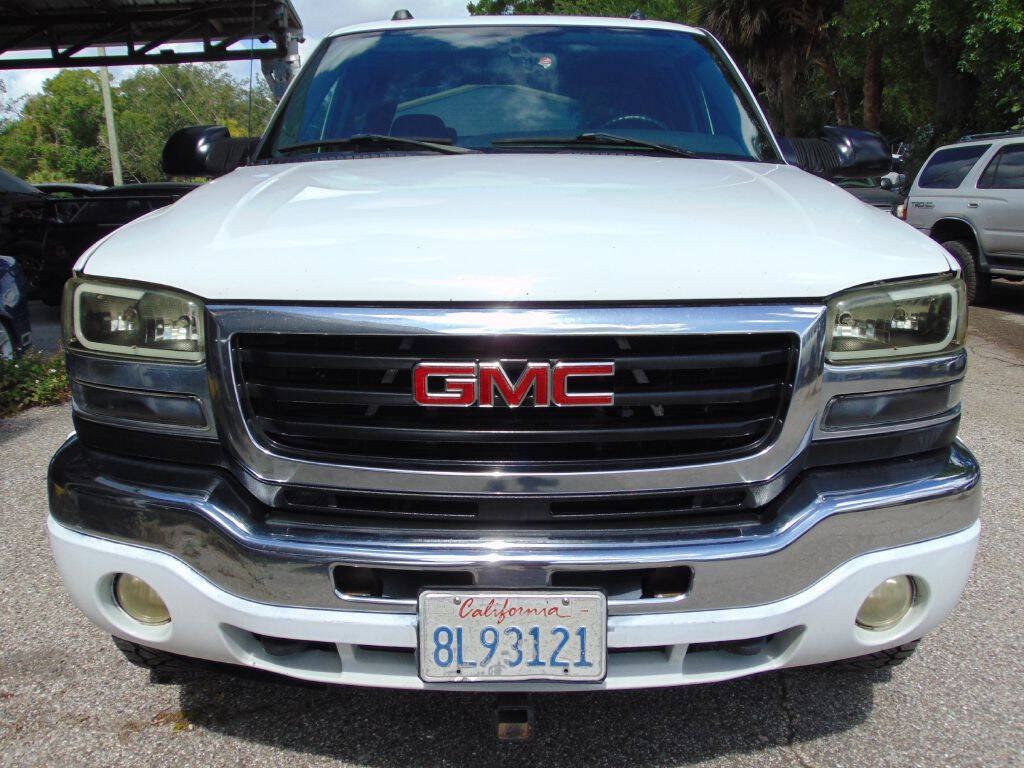 Used 2004 GMC Sierra 2500 SLT w/ Heavy-Duty Power Package AWD/4WD image 4
