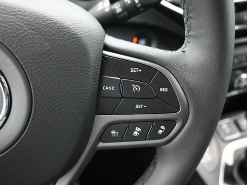 Used 2022 Jeep Cherokee Limited image 18