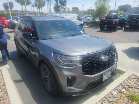 Used 2025 Ford Explorer ST AWD/4WD image 2