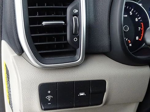 Used 2022 Kia Sportage LX image 18