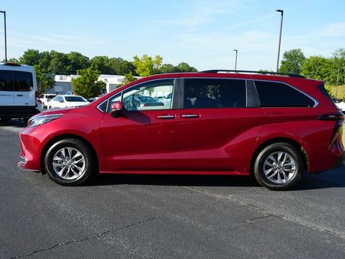 Used 2023 Toyota Sienna XLE FWD image 4