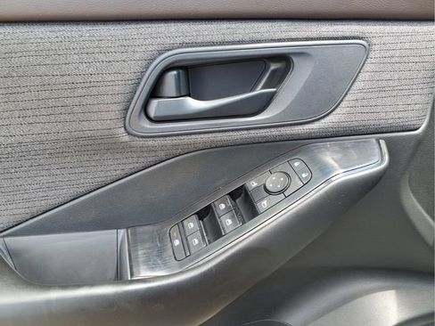 Used 2023 Nissan Rogue S AWD/4WD image 11