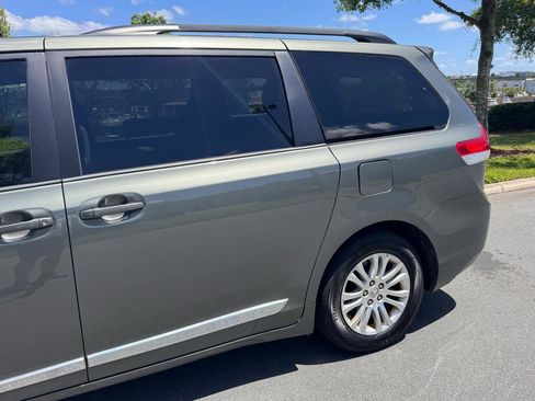 Used 2014 Toyota Sienna XLE image 9