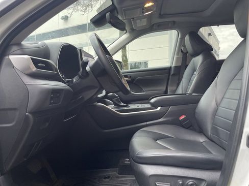 Used 2024 Toyota Highlander AWD image 17