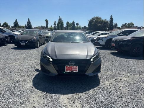 Used 2023 Nissan Altima 2.5 SR w/ SR Premium Package image 11