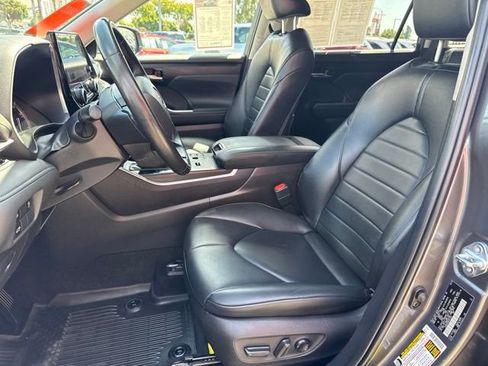 Certified 2024 Toyota Highlander XLE FWD image 25