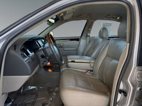 Used 2010 Lincoln Town Car Signature Limited RWD image 11